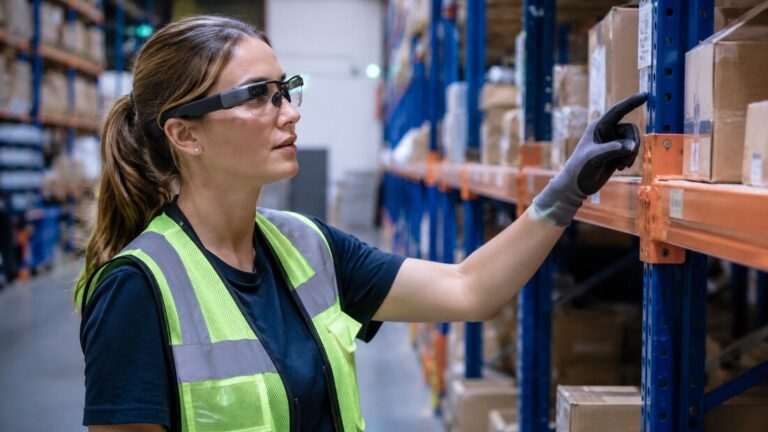 Warehouse worker using AI glasses for picking and logistics tasks